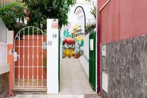 un juguete en la puerta de un edificio en Tenerife Experience Hostel en Santa Cruz de Tenerife