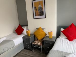 Säng eller sängar i ett rum på Gateway Mews WV1 - Budget Contractor Stays- 5 Beds