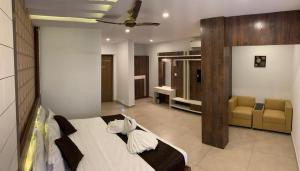 1 dormitorio con 1 cama grande y sala de estar en THE PORCH INN, en Wayanad