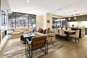 sala de estar con sofá y mesa en 3BR Luxury Residence in Canyons Village- Ski in ski out! condo, en Park City