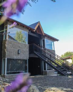 una casa con una escalera delante de ella en Home Lofts en Esquel