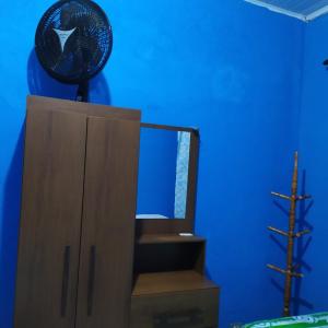 a dresser with a mirror and a blue wall at Quarto Duplo Confort in Barueri