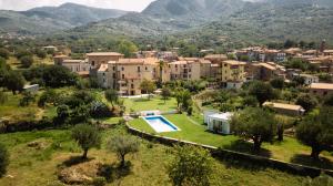 een villa met een zwembad in een dorp bij La Casa di Ester nel Cilento in Angellara