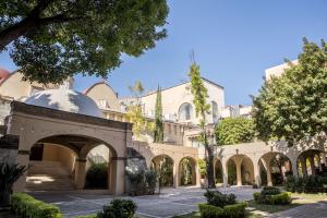 a building with an archway in a courtyard at Hotel Ex-Hacienda San Xavier in Guanajuato