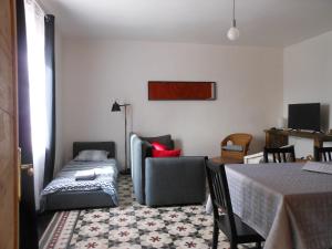 Saint-Martin-le-ChâtelにあるVerveine Patchouliのリビングルーム(ベッド1台、テーブル、椅子付)