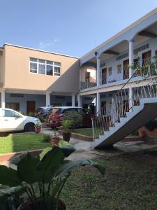 een gebouw met een trap op een parkeerplaats bij Hotel Izala in San Pedro Pochutla