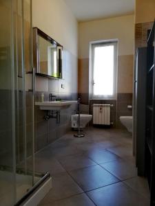 Um banheiro em Sweet Home La Spezia (011015-LT-1736)