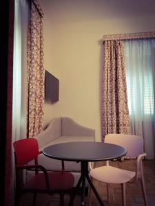 a living room with a table and chairs and a couch at Bri&Bri Mondello in Palermo
