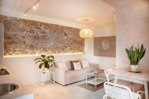 salon z kanapą i stołem w obiekcie 8 - LA GUARIDA DE TARIFA - Bajo B - ENJOY TARIFA w mieście Tarifa