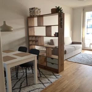 ein Wohnzimmer mit einem Sofa und einem Tisch in der Unterkunft High 4 in Graz