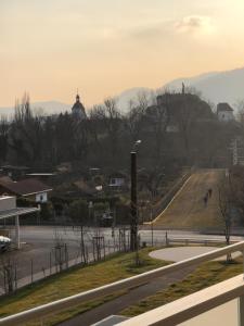 widok na miasto z ulicy i drogi w obiekcie High 4 w Grazu