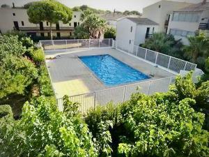 an overhead view of a swimming pool in a house at T2 Bis Design et Lumineux à 200m du Village Naturiste in Cap d'Agde