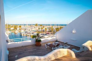 uma varanda com vista para uma marina em Popeye Suite Puerto Marina espectacular apartamento dentro de la Isla de Puerto Marina con Piscina en cubierta y a 1 minuto de la playa em Benalmádena