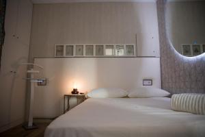 Posteľ alebo postele v izbe v ubytovaní Popeye Suite Puerto Marina espectacular apartamento dentro de la Isla de Puerto Marina con Piscina en cubierta y a 1 minuto de la playa