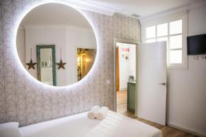 Posteľ alebo postele v izbe v ubytovaní Popeye Suite Puerto Marina espectacular apartamento dentro de la Isla de Puerto Marina con Piscina en cubierta y a 1 minuto de la playa