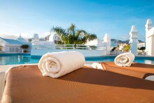 Bazén v ubytovaní Popeye Suite Puerto Marina espectacular apartamento dentro de la Isla de Puerto Marina con Piscina en cubierta y a 1 minuto de la playa alebo v jeho blízkosti