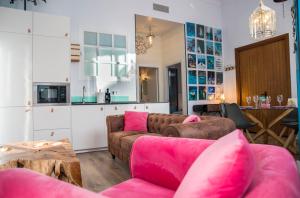 Kuchyňa alebo kuchynka v ubytovaní Popeye Suite Puerto Marina espectacular apartamento dentro de la Isla de Puerto Marina con Piscina en cubierta y a 1 minuto de la playa