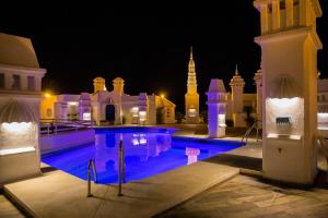 Bazén v ubytovaní Popeye Suite Puerto Marina espectacular apartamento dentro de la Isla de Puerto Marina con Piscina en cubierta y a 1 minuto de la playa alebo v jeho blízkosti