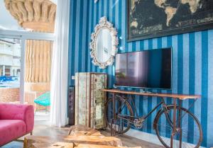 Televízia a/alebo spoločenská miestnosť v ubytovaní Popeye Suite Puerto Marina espectacular apartamento dentro de la Isla de Puerto Marina con Piscina en cubierta y a 1 minuto de la playa