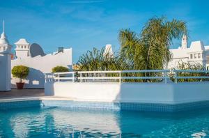 Bazén v ubytovaní Popeye Suite Puerto Marina espectacular apartamento dentro de la Isla de Puerto Marina con Piscina en cubierta y a 1 minuto de la playa alebo v jeho blízkosti