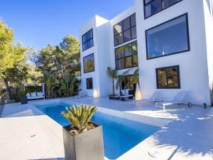 eine Außenansicht eines Hauses mit Pool in der Unterkunft Architect modern design villa in Sitges Hills in Olivella