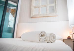 Posteľ alebo postele v izbe v ubytovaní Popeye Suite Puerto Marina espectacular apartamento dentro de la Isla de Puerto Marina con Piscina en cubierta y a 1 minuto de la playa