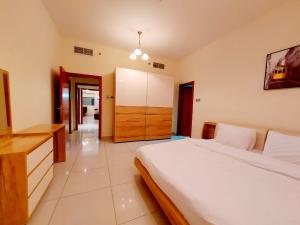 ドバイにあるPrivate rooms in 3 bedroom apartment SKYNEST Homes marina pinnacleのベッドルーム(大きな白いベッド1台、ドレッサー付)