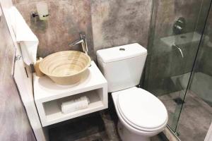W łazience znajduje się toaleta i przeszklony prysznic. w obiekcie Duplex en centro històrico y turìstico sobre AV. de Mayo w BuenosAires