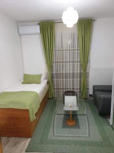Un dormitorio con una cama, un sofá y una mesa. en Una Valley Bihać, en Bihać 81 fotos más