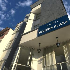 Hotel Riviera Plaza في بوكارامانغا: مبنى عليه لافته مكتوب عليها فندق nigara plaza