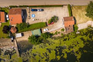 einen Blick über ein Haus mit Hof in der Unterkunft Dunavska bajka in Vinci