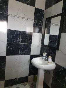 Bilik mandi di Well furnished and spacious 2 bedroom apartment