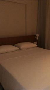 Un pat sau paturi într-o cameră la Salinas Exclusive resort
