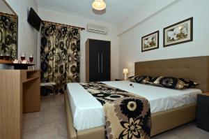a bedroom with a bed and a dresser in a room at Oasis Deluxe Apartments in Neo Klima