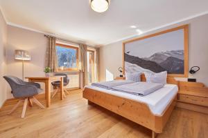 um quarto com uma cama com uma grande pintura na parede em Gästehaus Brandnerhof em Garmisch-Partenkirchen