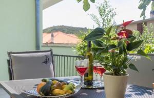 Φαγητό σε αυτό το διαμέρισμα ή κάπου εκεί κοντά