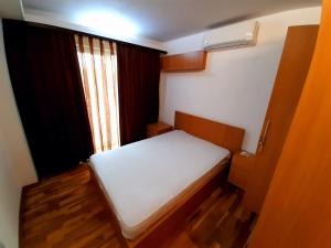 a small room with a bed and a window at Ale Summer Suite in Mamaia