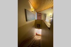 Rúm í herbergi á Best creek view and mountain view in town. Unbeatable location