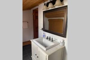 Mynd úr myndasafni af Best creek view and mountain view in town. Unbeatable location í Vail