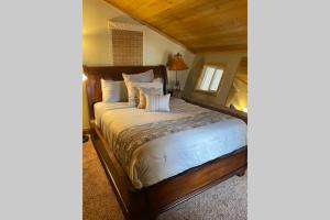 Rúm í herbergi á Best creek view and mountain view in town. Unbeatable location
