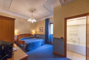 A bed or beds in a room at Diana Park Hotel