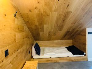Una cama o camas en una habitación de Silver Box Pamporovo