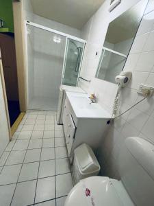 Ett badrum på City East Motel