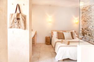 um pequeno quarto com uma cama e um espelho em 9 - LA GUARIDA DE TARIFA - Primero A - ENJOY TARIFA em Tarifa