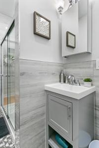 Ένα μπάνιο στο Remodeled Studio Apartment in East Lakeview - Barry S1