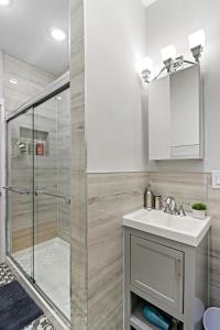 O baie la Remodeled Studio Apartment in East Lakeview - Barry S1