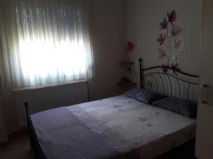 Katil atau katil-katil dalam bilik di Cosy flat in the center of Kalithea,Chalkidiki