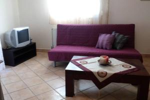 Televisyen dan/atau pusat hiburan di Cosy flat in the center of Kalithea,Chalkidiki