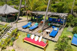 uma vista aérea de um resort com cadeiras e um deque em Butterfly House Bahia em Maraú