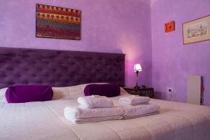 Un pat sau paturi într-o cameră la Viracocha Art Hostel Cachi